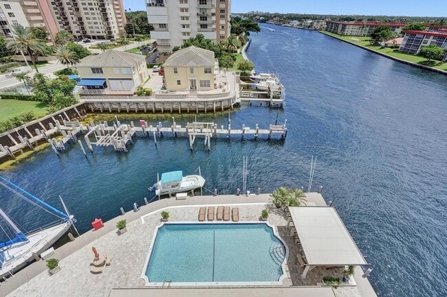 Building Photo - 1160 Hillsboro Mile Unit 904