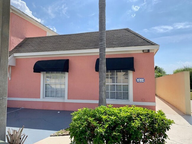 Building Photo - Location, Location, Location! Spacious Tow...
