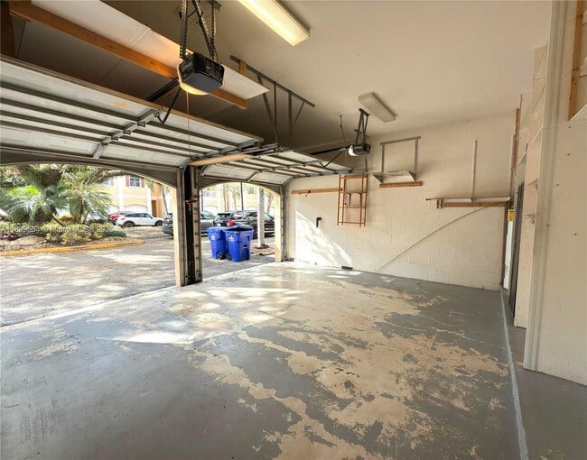 Building Photo - 531 SW 18th Ave