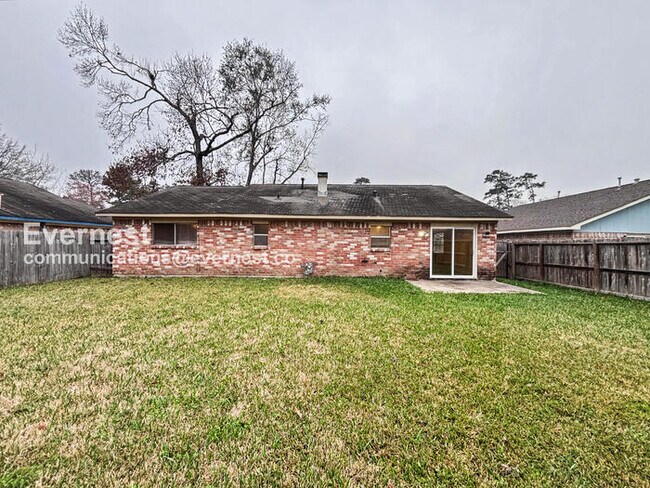 Building Photo - 3 Bed, 2 Bath Home with Fenced Yard & Garage / Pet-Friendly / Available Now!