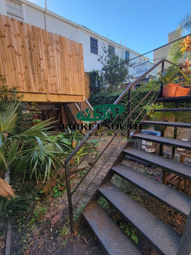 Building Photo - 216 1/2 E. Charlton Lane