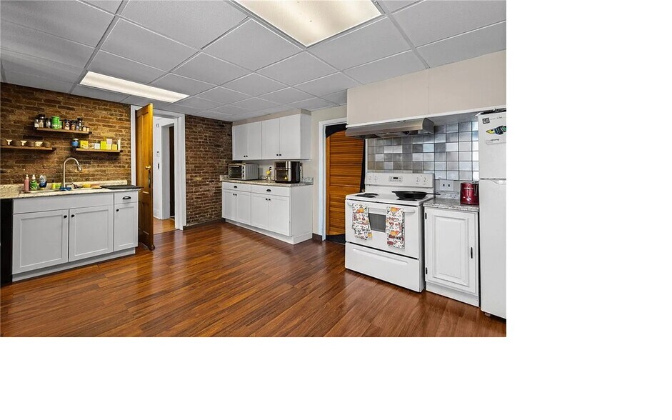 Building Photo - 3073 E Henrietta Rd