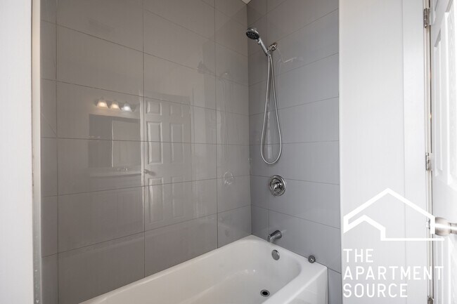 Building Photo - 3135 N Oakley Ave