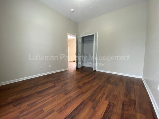 Building Photo - 421 Oak St