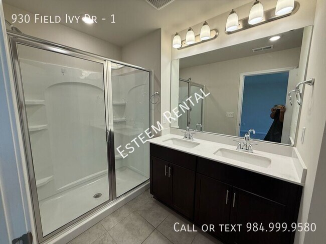 Building Photo - 930 Field Ivy Dr