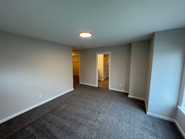Building Photo - Brand New 4 Bed / 2.5 Bath Duplex! $250 Am...