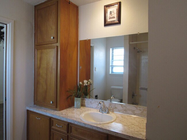 Building Photo - 2810 Teakwood Dr
