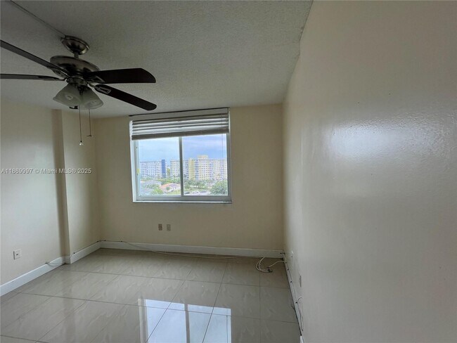 Building Photo - 919 Hillcrest Dr