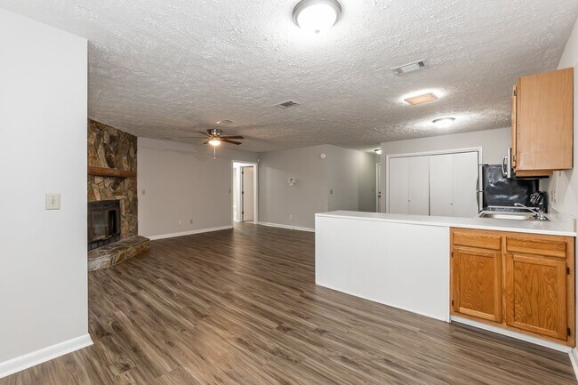 Building Photo - 6809 Willowbrook Dr
