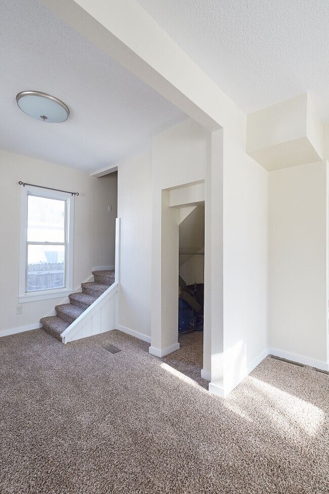 Building Photo - Lincoln