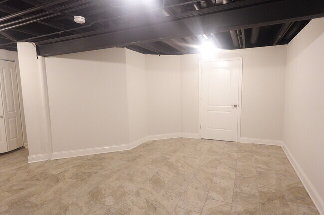 Building Photo - 337 S Arrowhead Ct