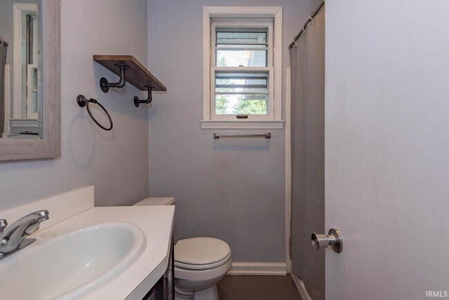 Building Photo - 204 N Clark St