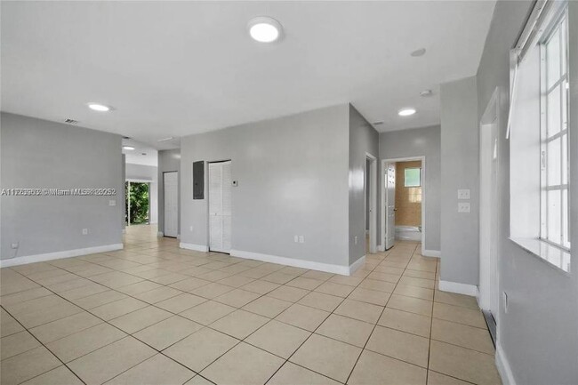 Building Photo - 3 bedroom in Miami FL 33147