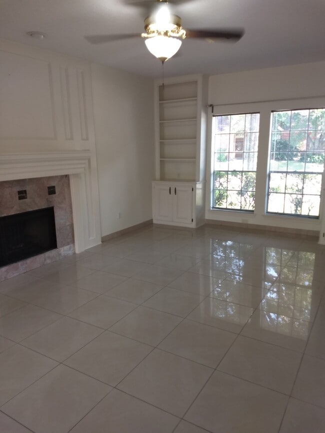 Building Photo - 7211 N Hearthstone Green Dr