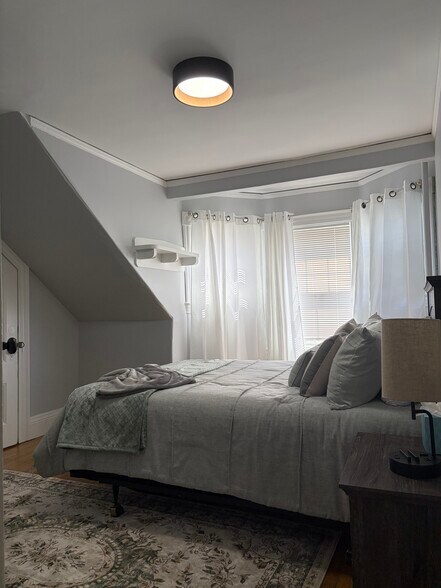 Building Photo - 98 Mount Auburn St