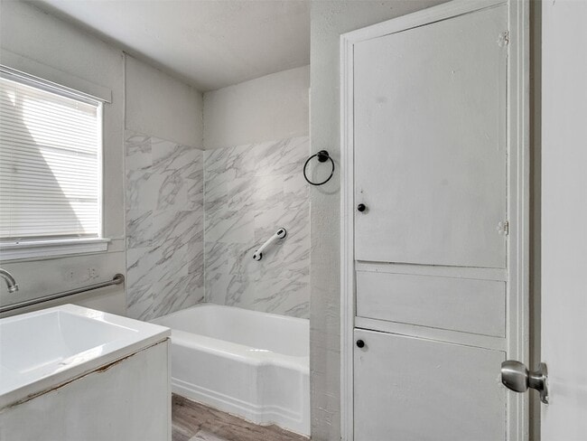 Building Photo - 7622 S Hall St