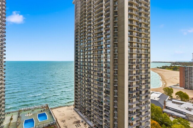 Building Photo - 6030 N Sheridan Rd