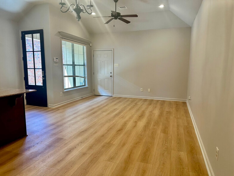 Building Photo - 207 Chimney Rock Blvd