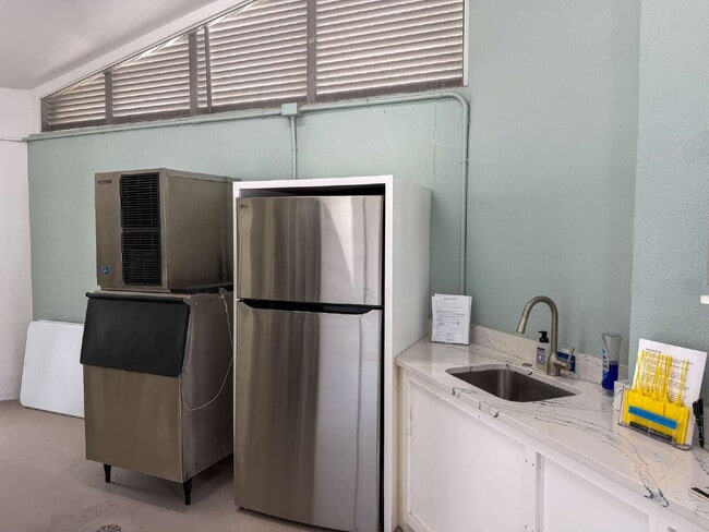 Building Photo - Luxury Furnished Longboat Key Retreat with Private Beach Club Access & Golf Course Views Remodele...