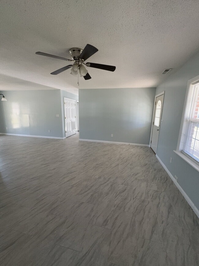 Building Photo - 304 Royal Dr