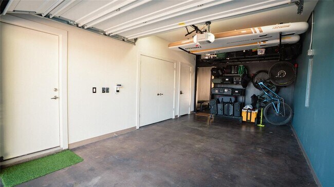 Building Photo - 604 N Bluff Dr