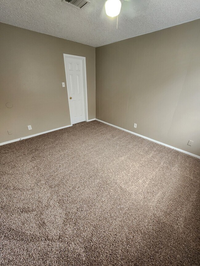 Building Photo - 3 bed 2 bath, 2 story townhome, 2 car garage