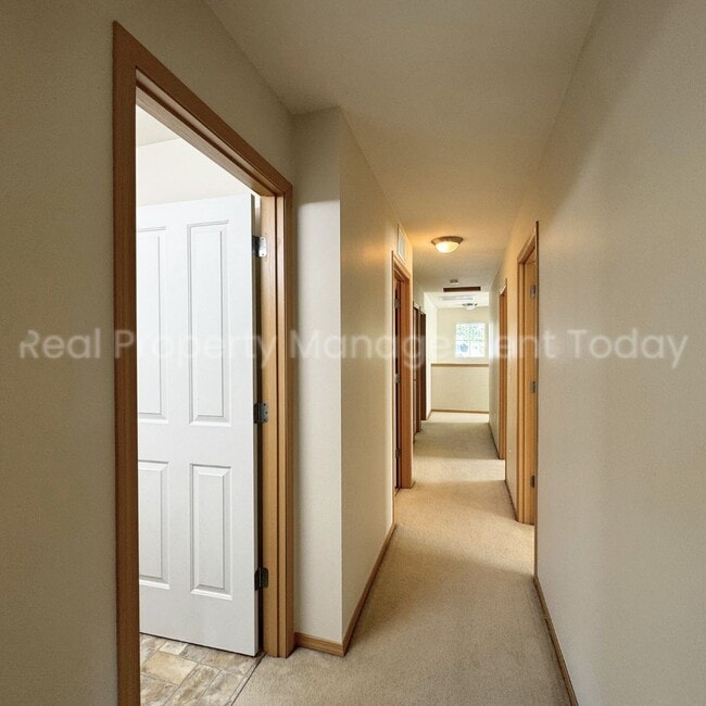 Building Photo - 3 Bedroom With Large Bonus Room!