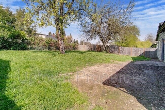 Building Photo - 8045 SW Thorn St