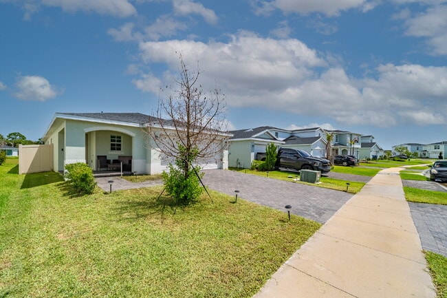 Building Photo - 3/2 in gated Tillman Lakes!