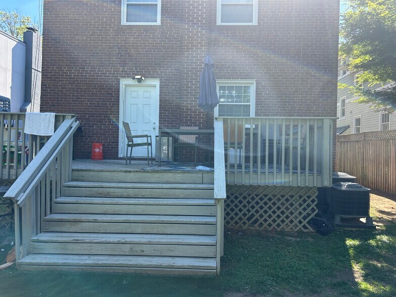 Shared backyard deck - 716 N Jackson St