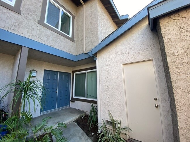 Building Photo - 20130 Village Green Dr