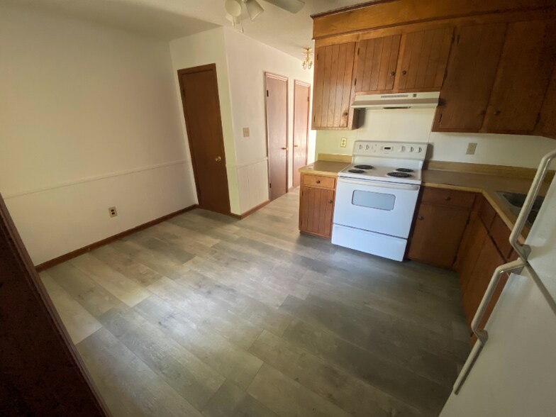 Building Photo - 114 Colonial Ct