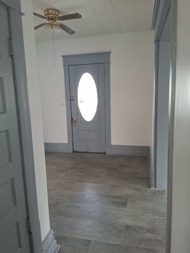 Building Photo - 2 Bedroom 1 Bath Renovated Apartment