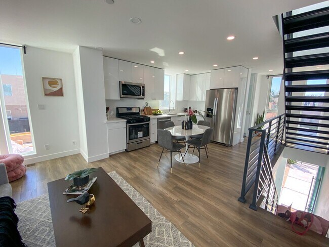 Building Photo - 4553 Saturn St