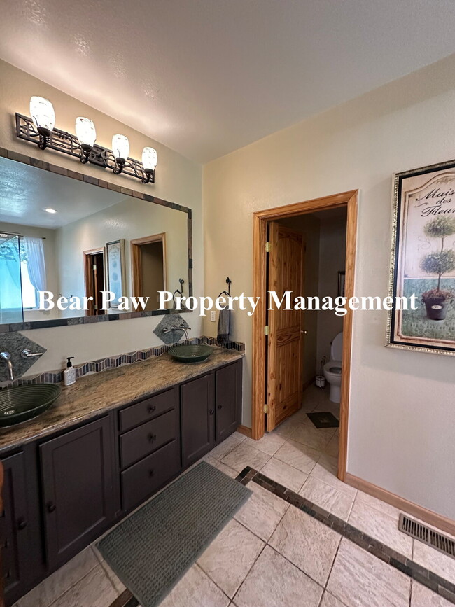 Building Photo - Beautiful FURNISHED Home in Hiwan!!
