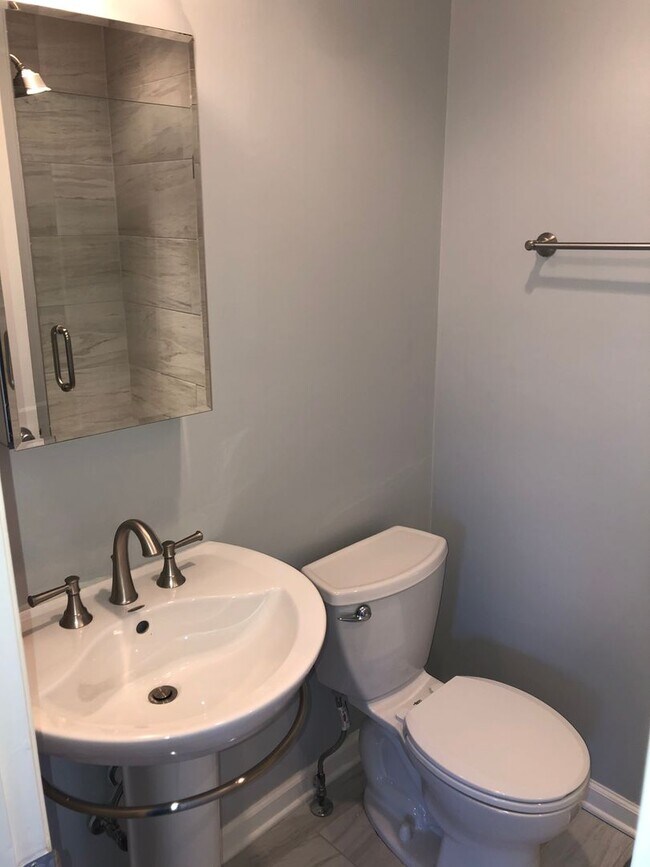 Building Photo - Charming single-level ranch home offers 4 bedrooms and 2 bathrooms in Brentwood