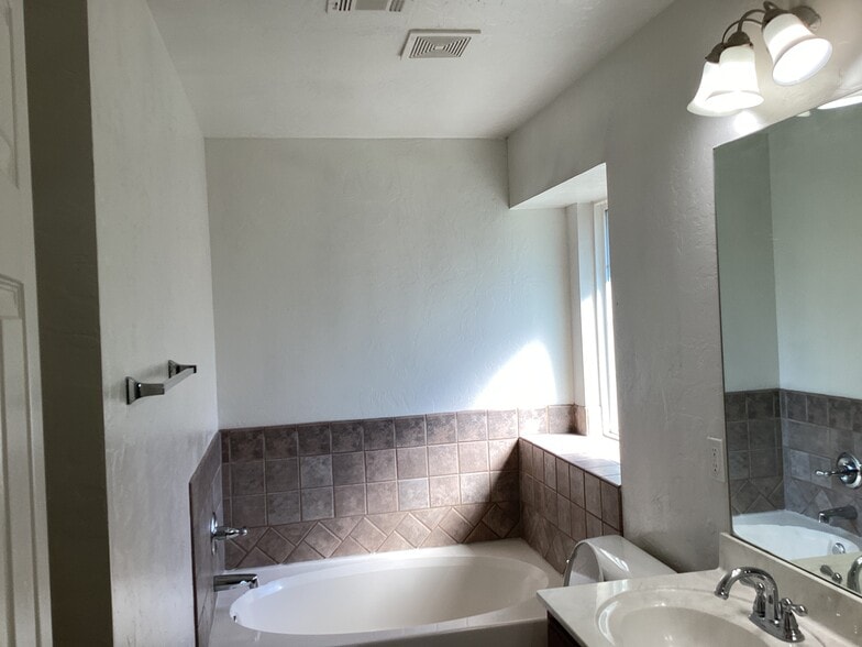 Building Photo - 4129 Queens Dr