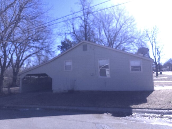 Building Photo - Very Spacious 2 bed 1 bath house for Lease