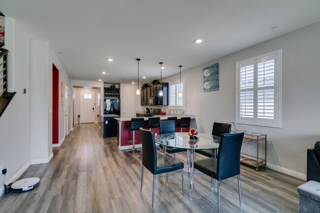 Building Photo - Furnished 5-Bedroom Home with Two Primary Suites