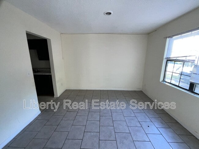 Building Photo - 814 Lesa St