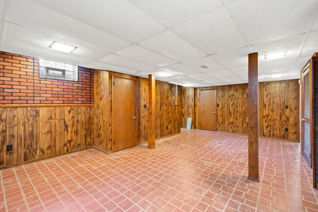 Building Photo - AVAILABLE SEPT 1ST!! GORGEOUS 3 BEDROOM IN...