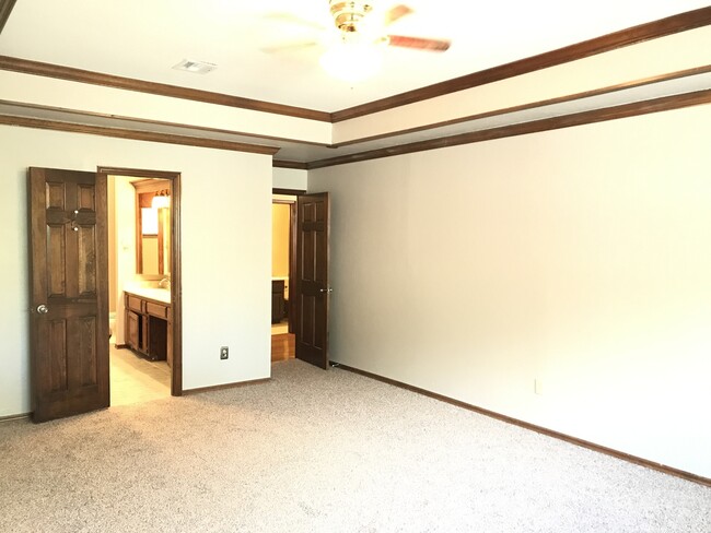 Building Photo - Spacious home in Edmond