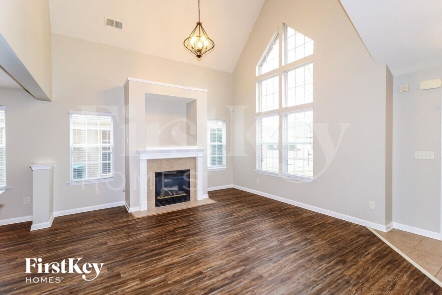 Building Photo - 8558 Shady Elm Dr