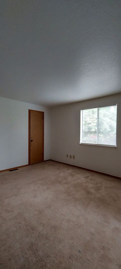 Building Photo - Auburn retro rambler home - 3 bedrooms and...