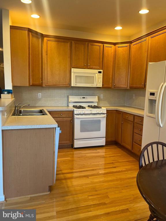 Building Photo - 233 Birchwood Dr