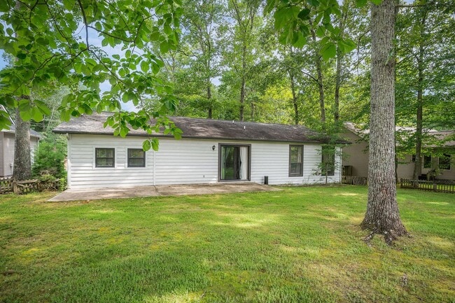 Building Photo - Spacious rental in desirable neighborhood ...