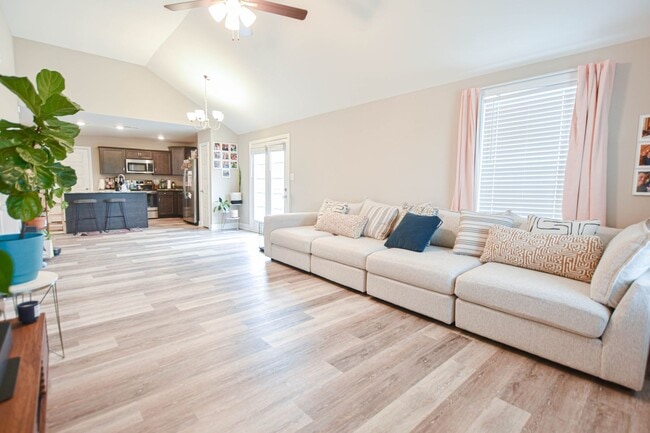 Building Photo - Pet Friendly Three Bedroom!