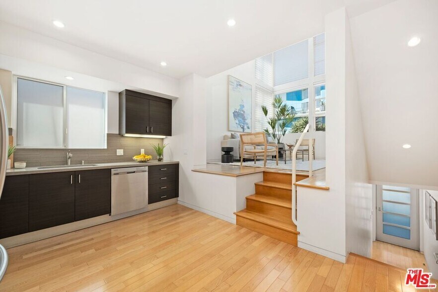 Building Photo - 742 N Hudson Ave