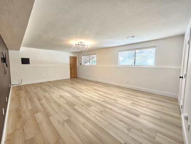 Building Photo - $3,200 - 5 Bed / 3 Bath Beautiful Home in ...