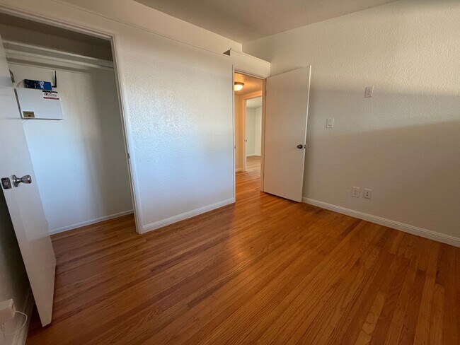 Building Photo - Adorable 3 bedroom 2 bath bungalow in Rosemont